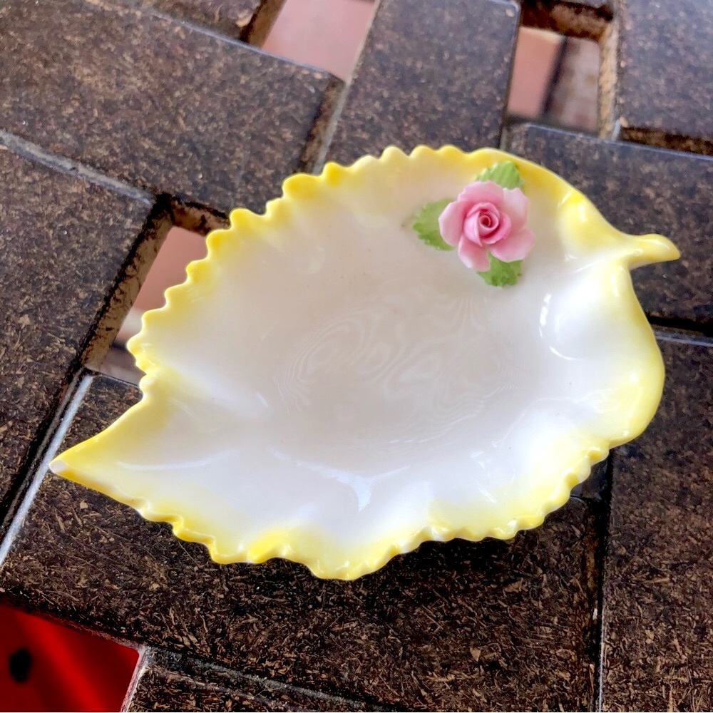 VINTAGE ENGLISH DENTON BONE CHINA LEAF SHAPE SMALL DISH RAISED FLOWER